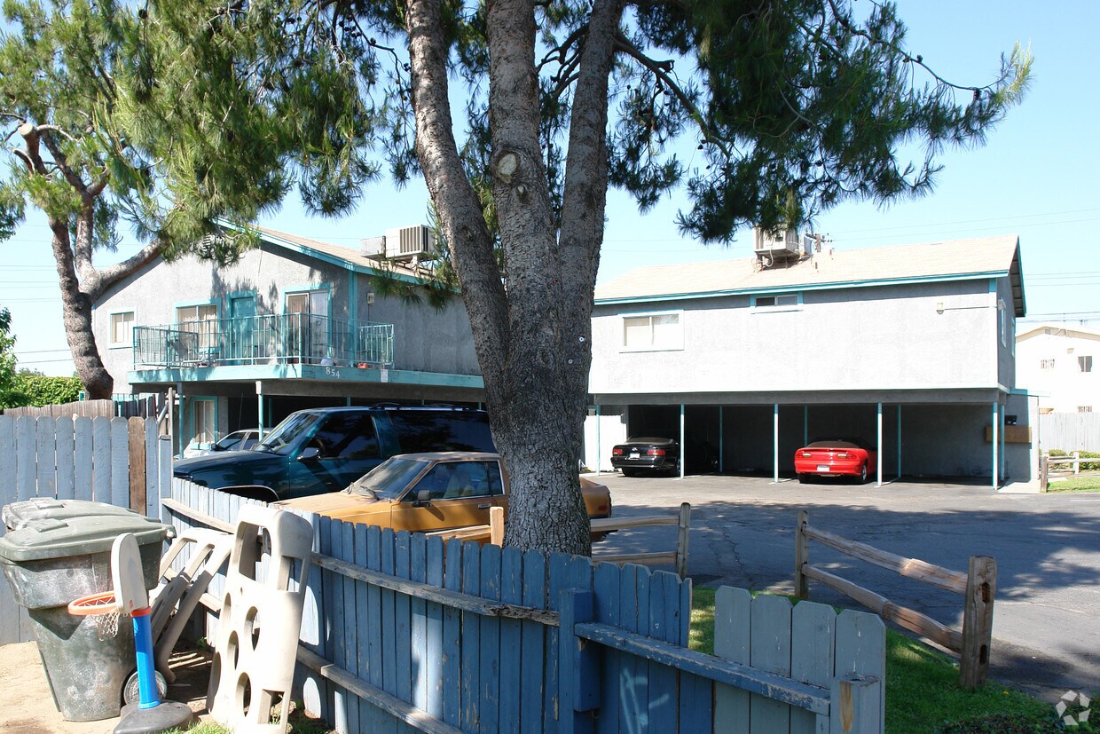 Building Photo - 854 E Deodar St