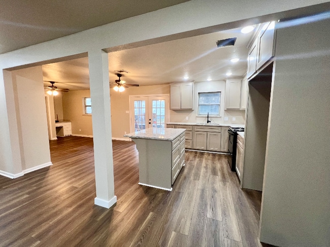 Building Photo - 506 Mary St