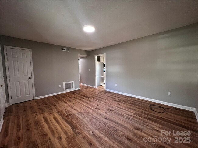 Building Photo - 407 Stirrup Ct