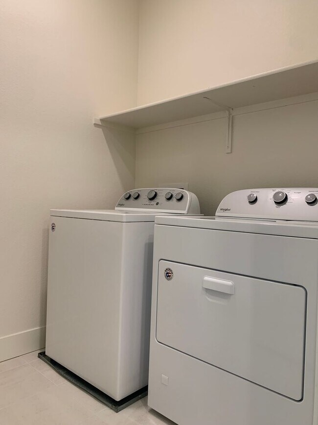 Foto del edificio - 3 Bedroom 3.5 Bathroom Townhome in the cov...