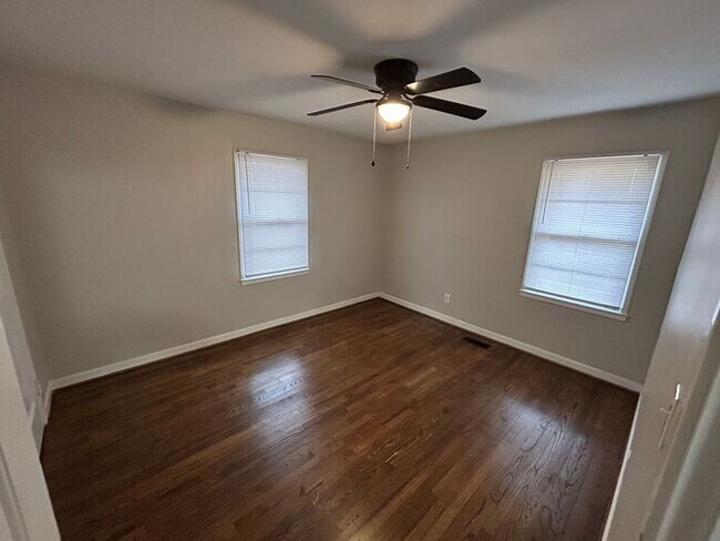 Foto del edificio - Adorable 3-Bedroom Home with Fenced Backya...