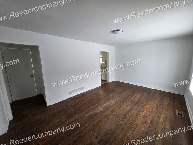Foto del edificio - Spacious 4 bedroom 1 bathroom house