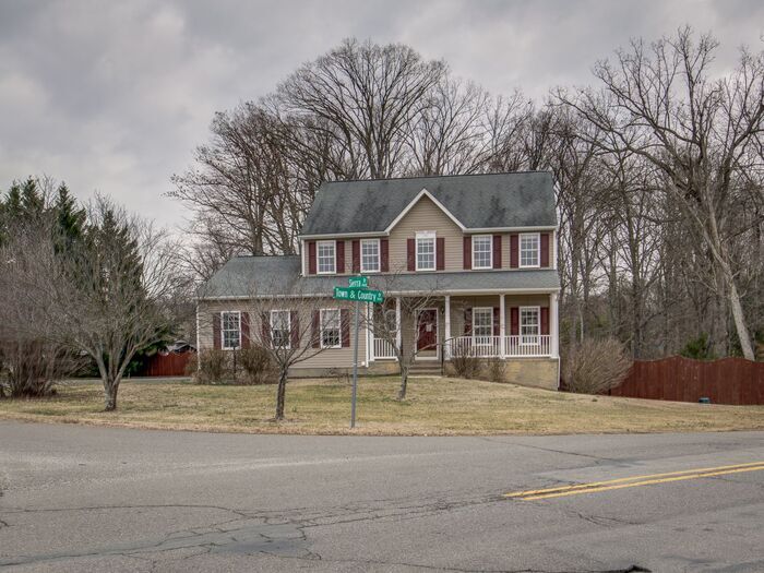 Foto principal - Beautiful renovated 4 bedroom 2.5 bathroom...