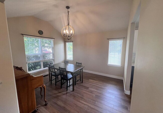Building Photo - Great Neighborhood 3bd/ 2.5 Avail. Nov. 28th