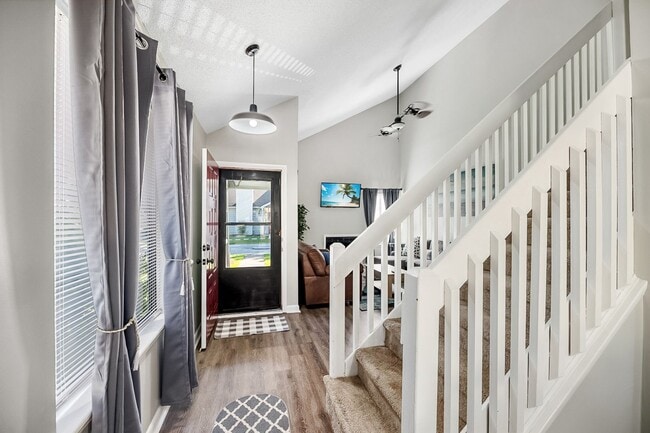 Building Photo - Charming and Spacious Home