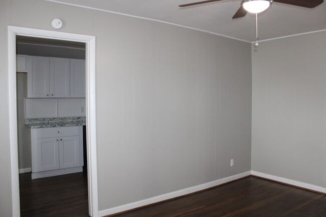 Building Photo - Over sized 2 car garage! ONE MONTH FREE FO...