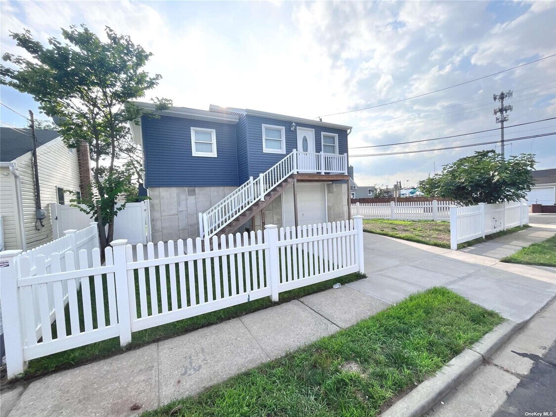 Primary Photo - 3092 Royal Ave