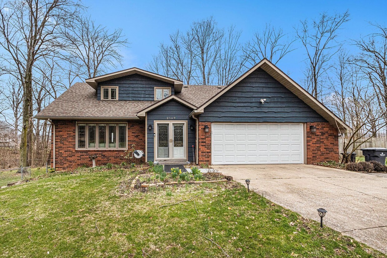 Foto principal - Pet-Friendly 4 Bed, 2.5 Bath Home with Lak...