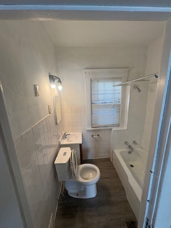 Foto del edificio - 2210-2212 N Knoxville Ave