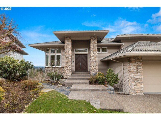 Building Photo - Beautiful Forest Heights Home!! Gourmet ki...