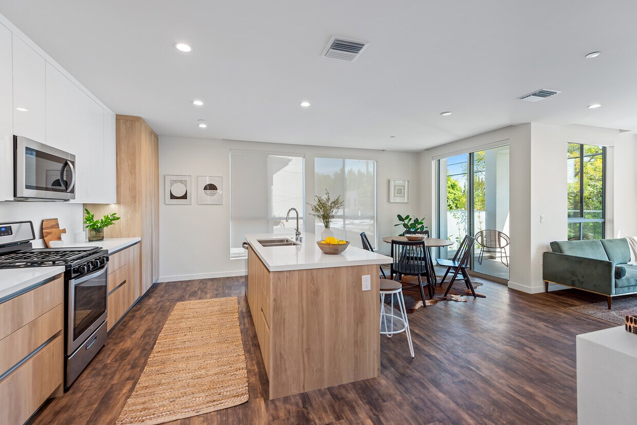 Foto principal - 714 N Sweetzer Ave