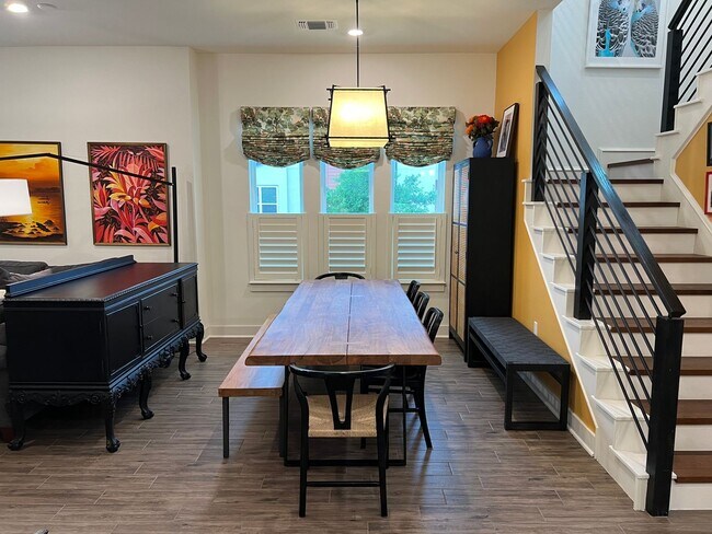 Building Photo - 3 bed with New Office Space Located in the...