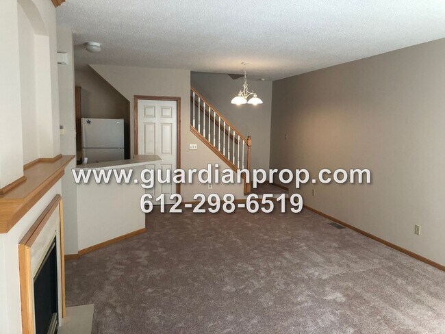 Foto del edificio - Shoreview Townhouse Available October 1, Open Floor Plan, Jacuzzi Tub, Fireplace, Attached Garage