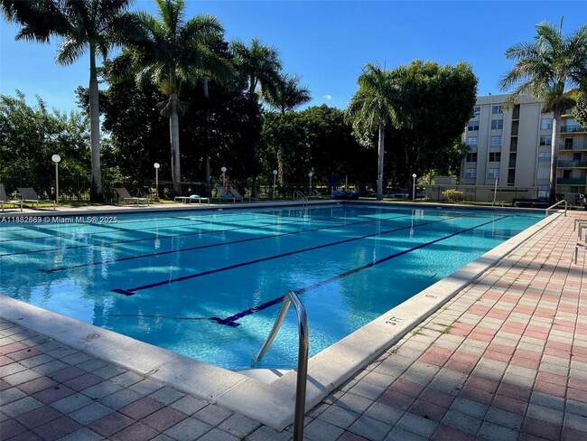 Building Photo - 9310 Fontainebleau Blvd