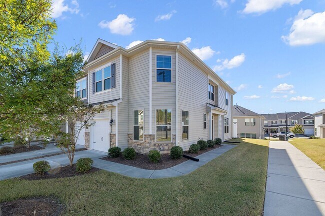 Foto del edificio - **Spacious 3/2.5 Townhome in Durham**