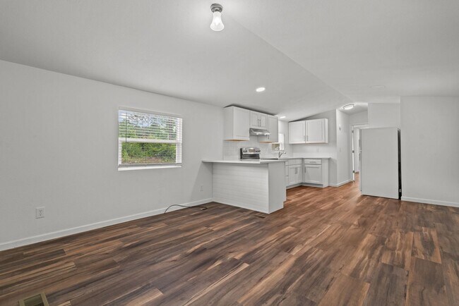 Building Photo - Newly Renovated 3 Bed 2!