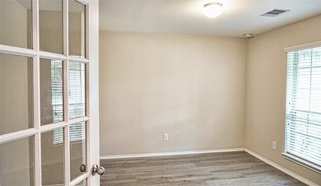Foto del edificio - 5111 Whitebridge Ln