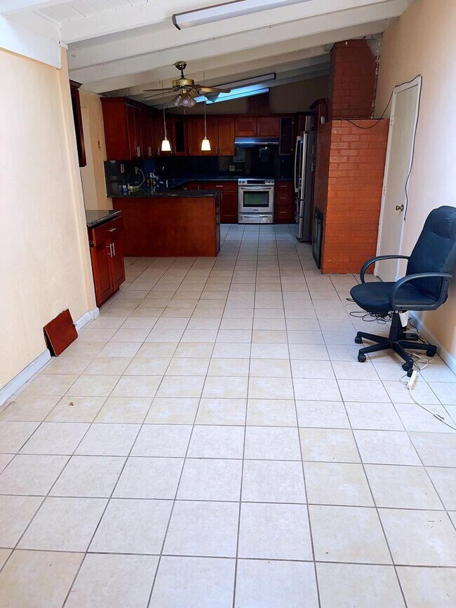Building Photo - 1127 Palamos Ave