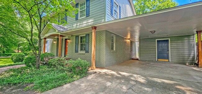Building Photo - 724 Center Dr