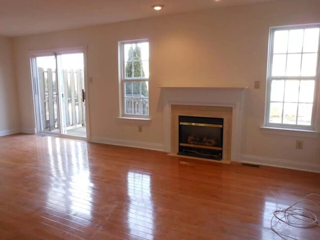 Building Photo - 313 Jamestown Ct