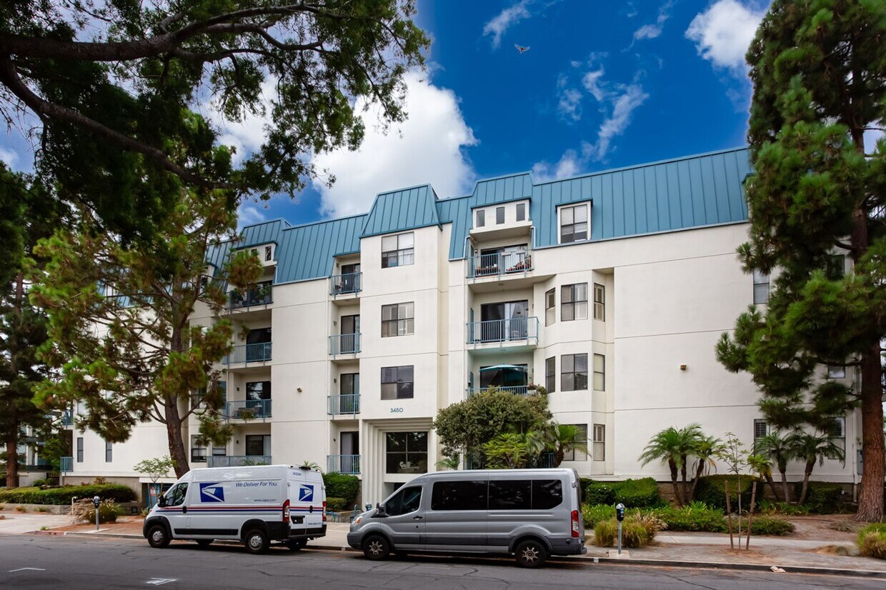 Primary Photo - Heart of Bankers Hill at La Parc Chateau!