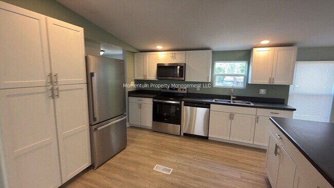 Foto del edificio - BEAUTIFUL 3/2 AVAILABLE NOW! ASK ABOUT OUR SPECIALS!!!