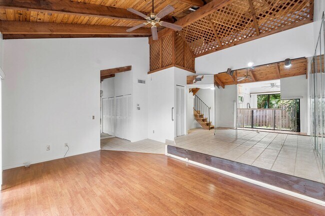 Foto del edificio - Spacious 2-Bed, 2-Bath with Soaring Vaulted Ceilings