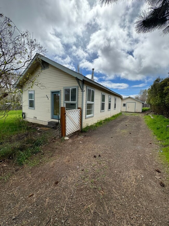 Building Photo - 3 bed 1 bath house with large yard/garden area
