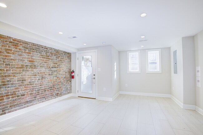 Building Photo - Terrific Two-Bedroom Unit in Columbia Heig...