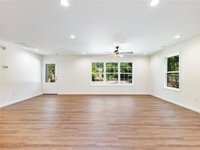 Building Photo - 8079 Beachwood Dr