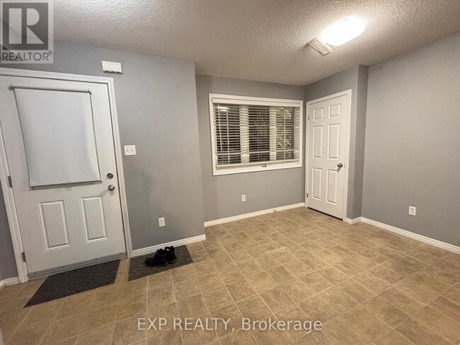 Photo du bâtiment - 50 Howe Dr