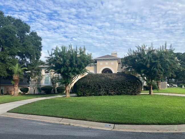 Building Photo - Beautiful 5 Bed/3 Bath Golf Course Communi...