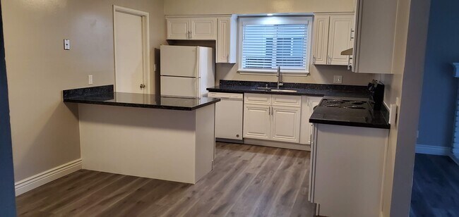 Building Photo - 1477 Cameo Dr