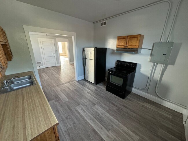 Foto del edificio - Large updated 2 bedroom apartment
