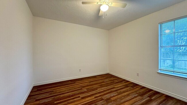 Foto del edificio - 15027 Winding Black Cherry Ln