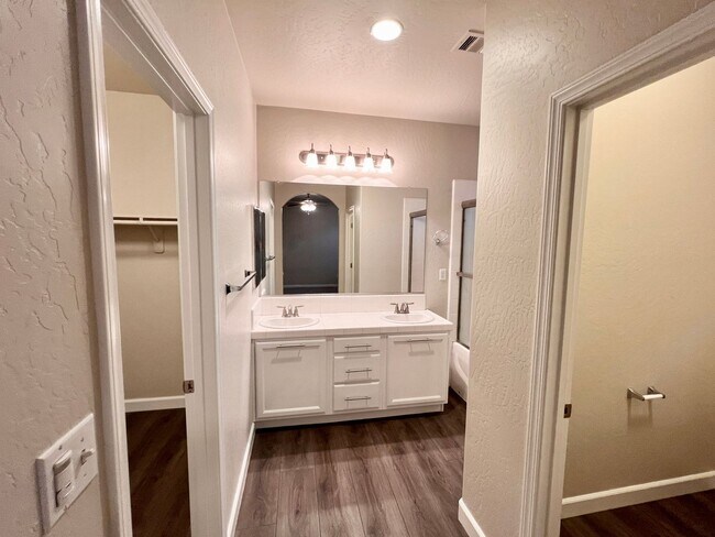 Foto del edificio - $2,150 Figarden & Bullard, 3 Bedroom, Sola...