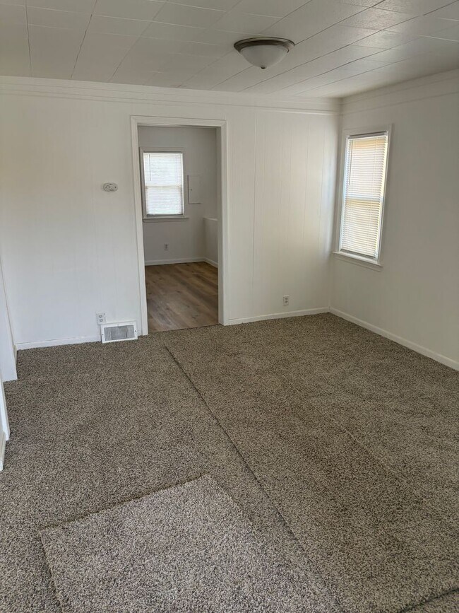 Foto del edificio - Renovdated 3 bedroom, 1 bathroom bungalow