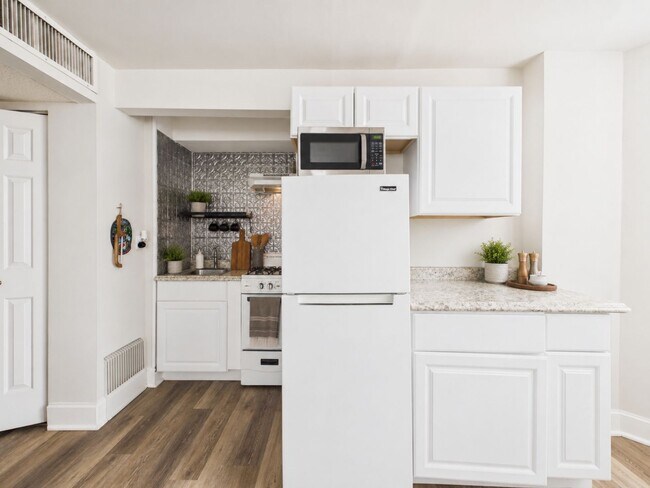 Building Photo - JULY 15 Newly renovated 1 bed, 1 bath in Rittenhouse FREE GAS AND COLD WATER