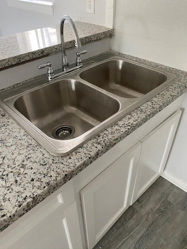 Foto del edificio - 2518 Lidstone St