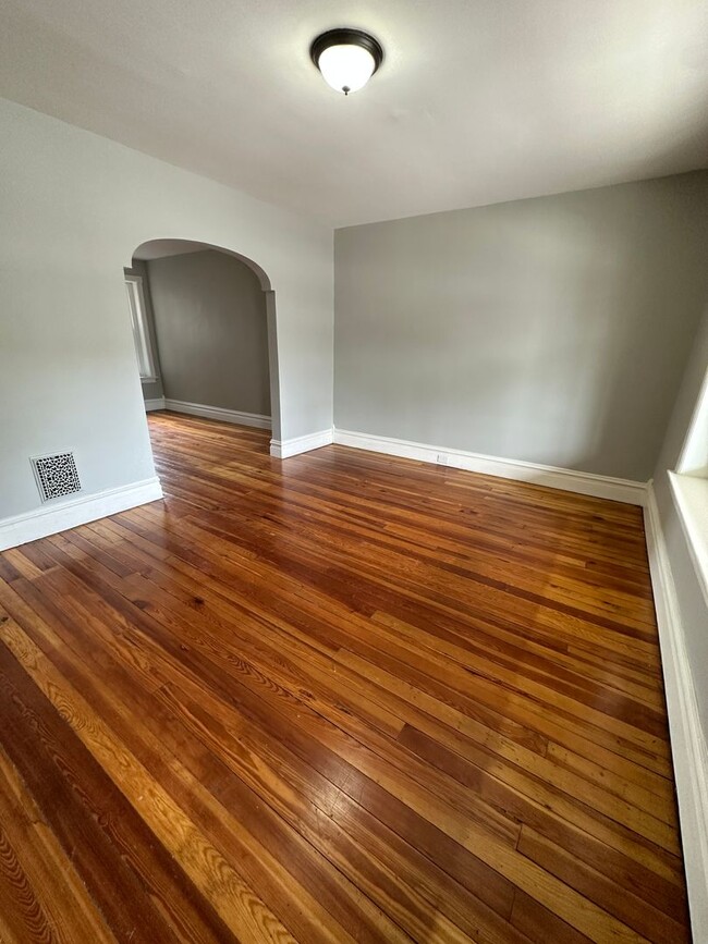 Building Photo - Recently renovated townhome in the heart o...