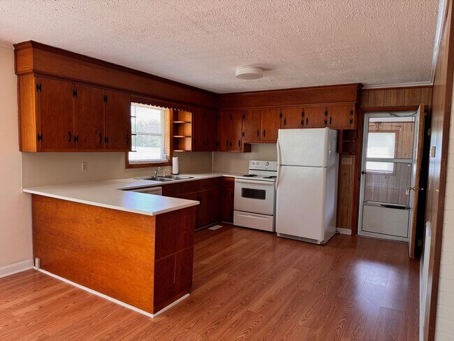Building Photo - 3 Bed, 1.5 Bath brick home located on Gallimore Town Rd
