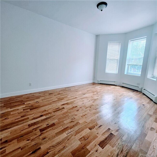 Foto del edificio - 361 E 198th St