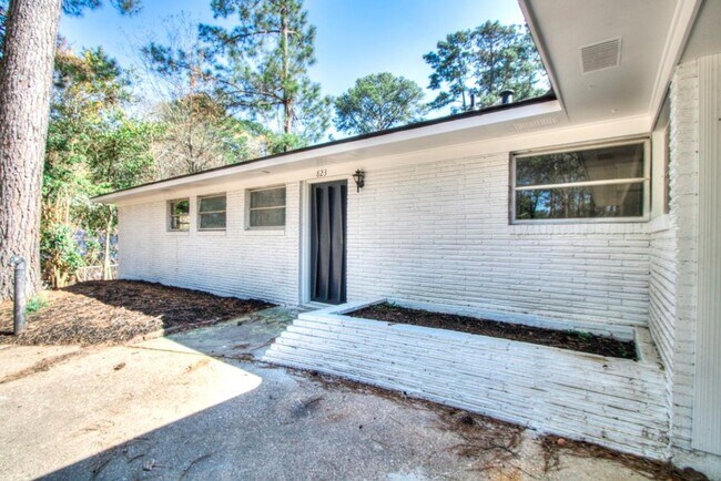Foto del edificio - CHARMING REMODELED HOME IN SOUTHERN HILLS