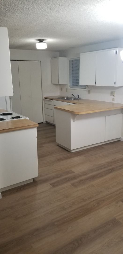 Building Photo - Parkway Dr Duplex