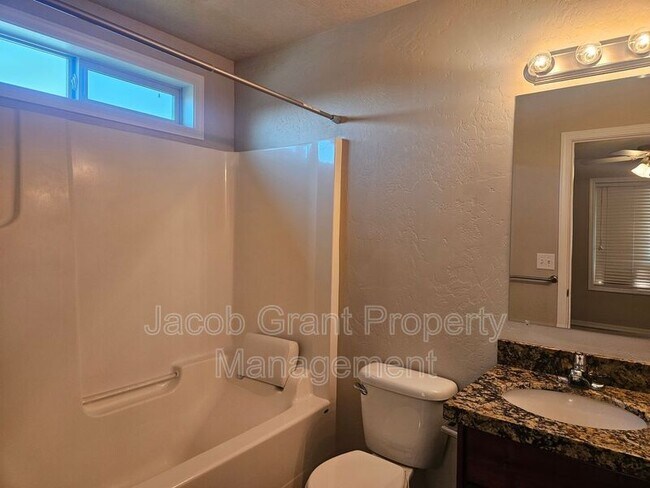 Building Photo - 3030 Golden Rod Dr