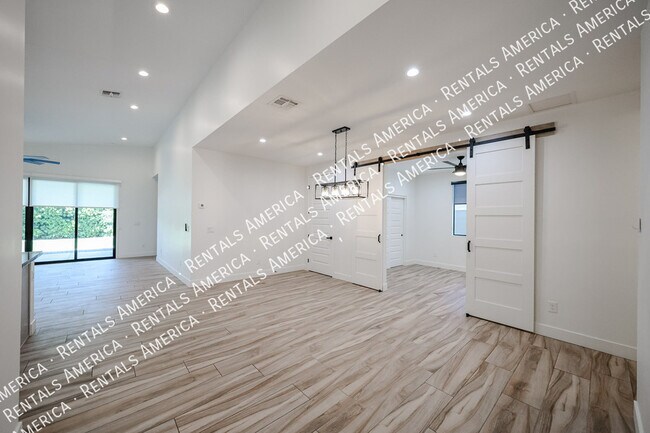 Foto del edificio - 2418 E Amelia Ave