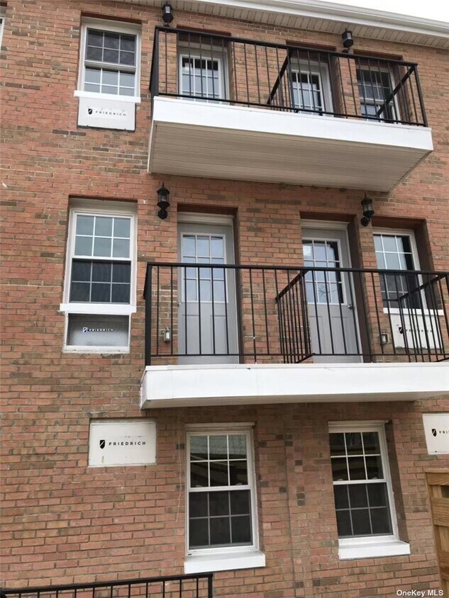 Foto principal - 18825 Woodhull Ave