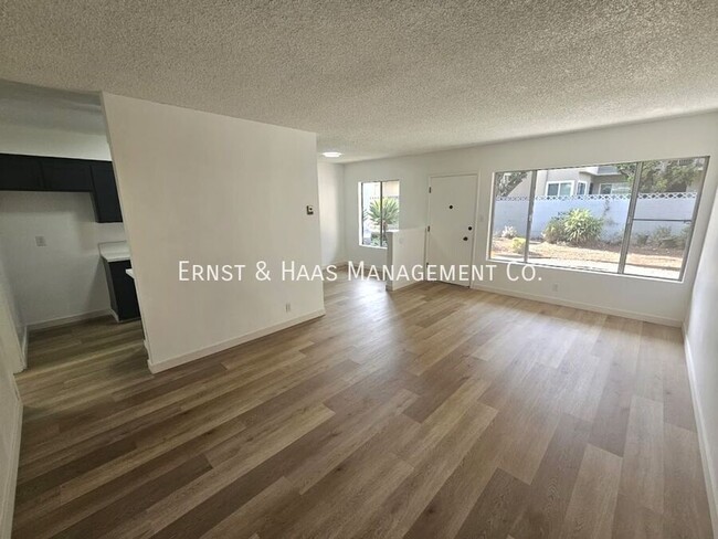 Foto del edificio - Renovated Spacious 2 Bedroom 1 Bathroom Ap...