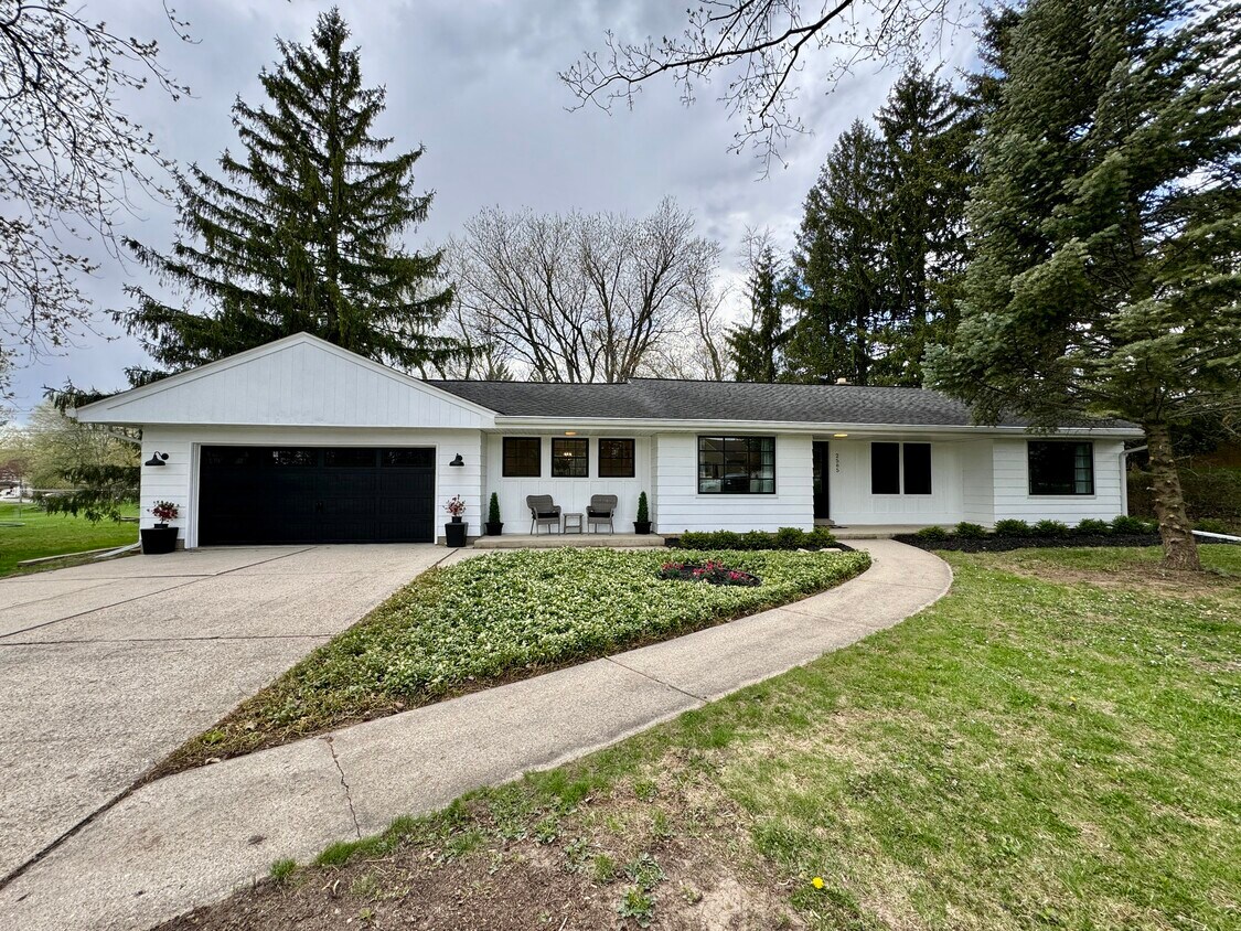 Primary Photo - 2565 El Rancho