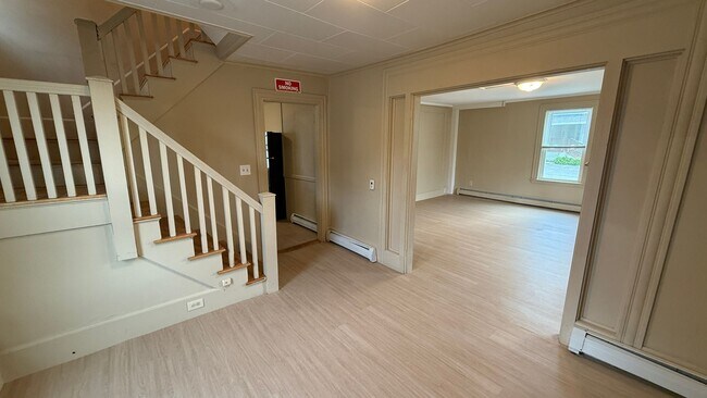 Building Photo - 5 Bedroom 2 bathroom House Available for r...